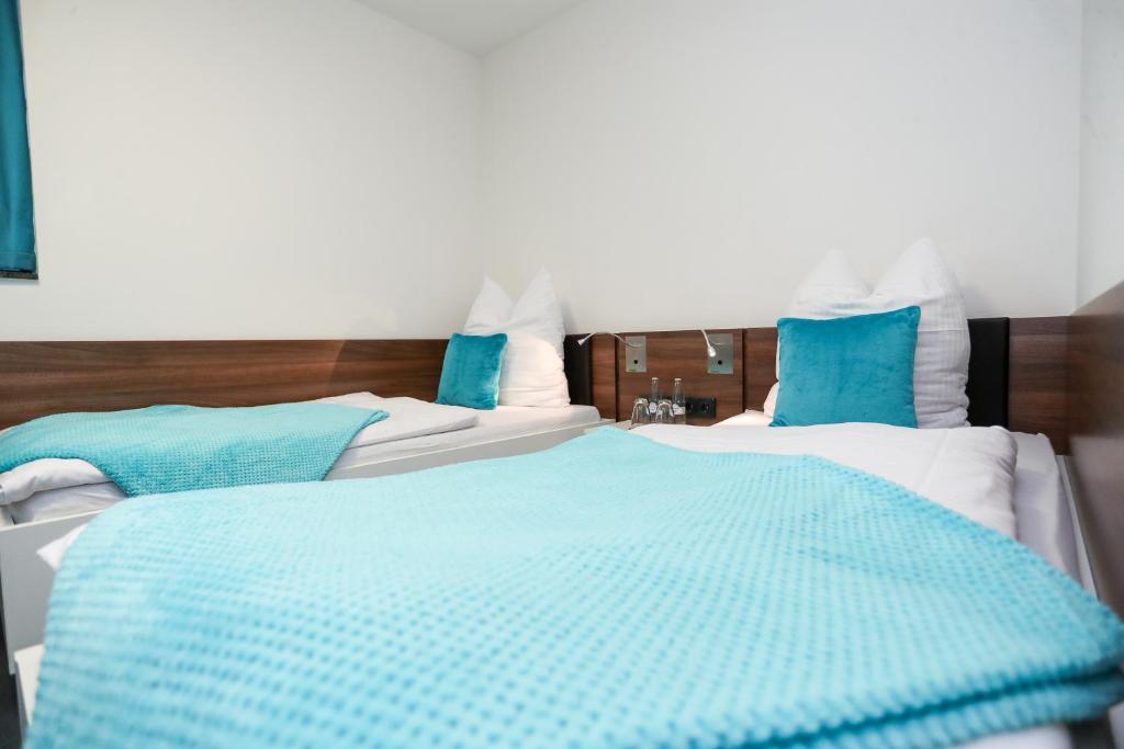 杜伊斯堡Sportschule Wedau的蓝色和白色的客房内的两张床