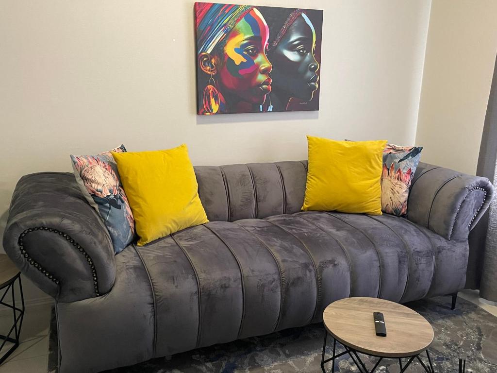 米德兰Lovely Cozy Apartment的客厅里配有带黄色枕头的沙发