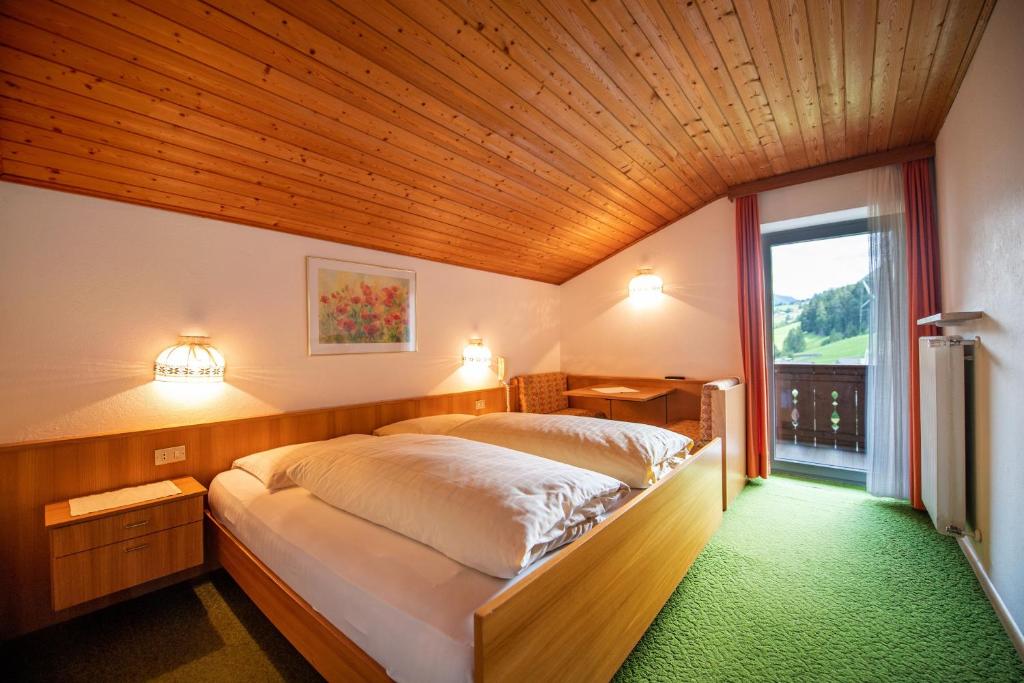 奥蒂塞伊Alara Rooms的一间卧室设有一张带木制天花板的大床