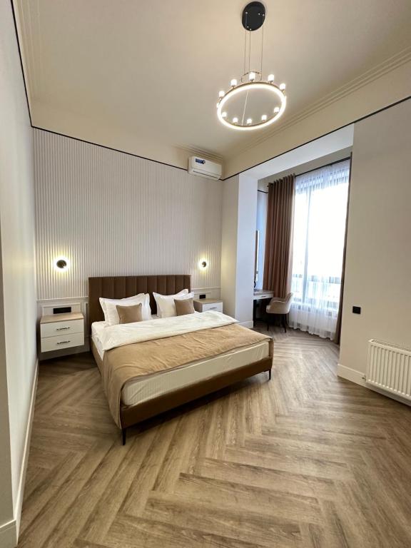 阿斯塔纳Five's Hotel Astana的一间卧室设有一张大床和一个大窗户