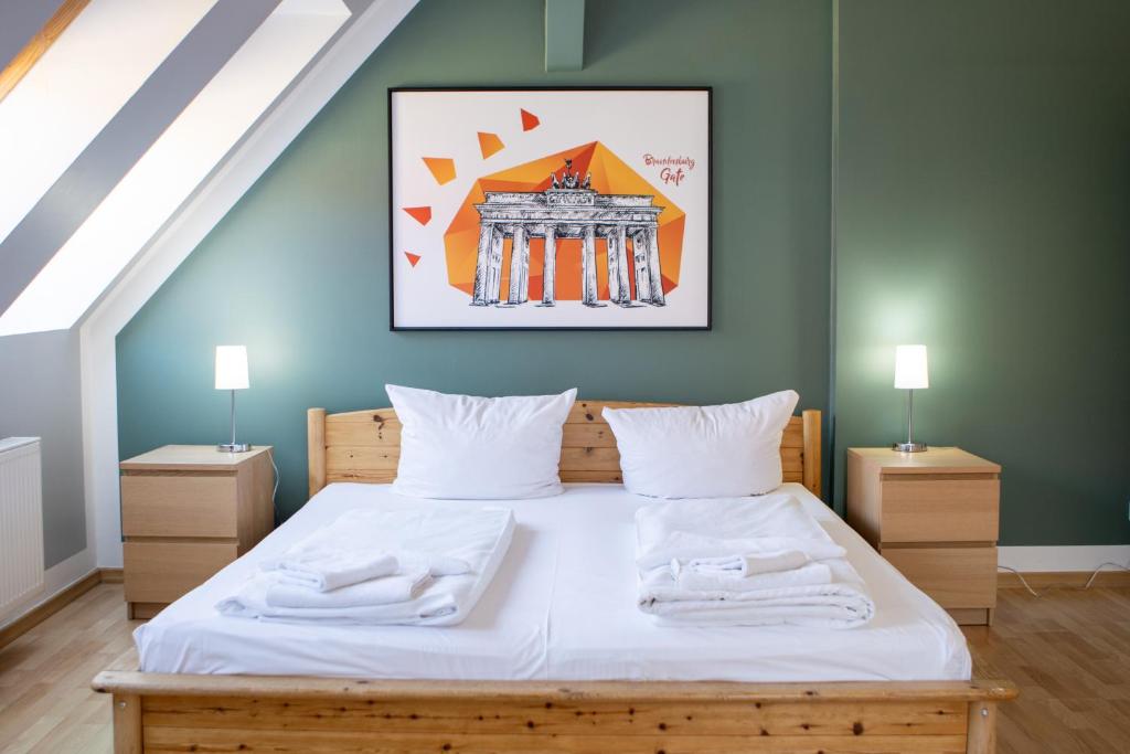 柏林圣克里斯托弗公寓酒店的一间卧室配有一张带白色床单的大床