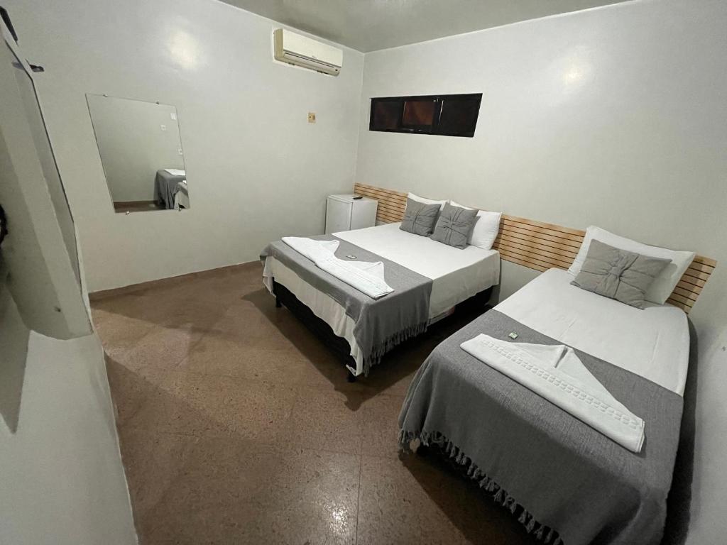 马塞约Pousada Maré Alta的带两张床和镜子的客房