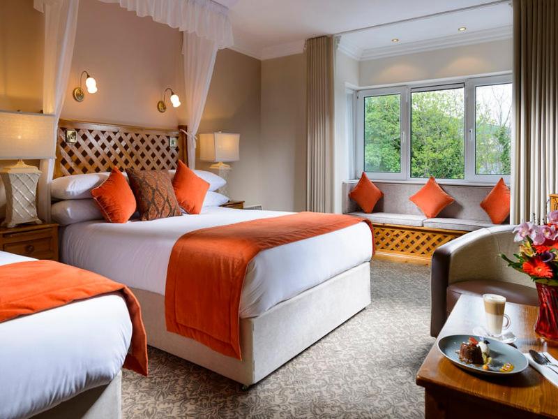 丁格尔丁格贝纳尔斯酒店的酒店客房设有两张床和窗户。