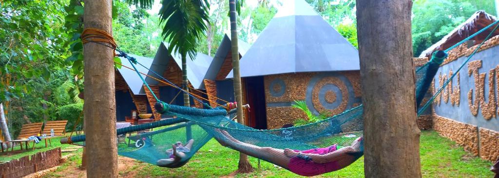 达瓦拉维Atha Safari Resort & Riverside Camping的躺在操场上吊床上的人