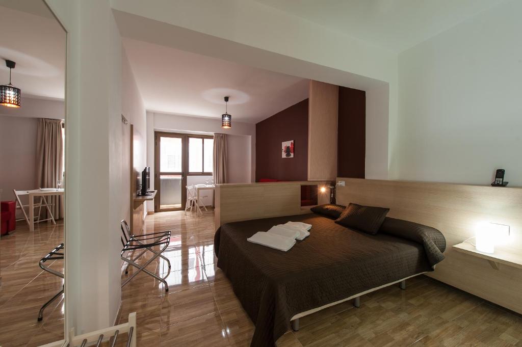 大加那利岛拉斯帕尔马斯拉斯帕尔马斯城市中心酒店的一间卧室设有一张床和一间客厅。