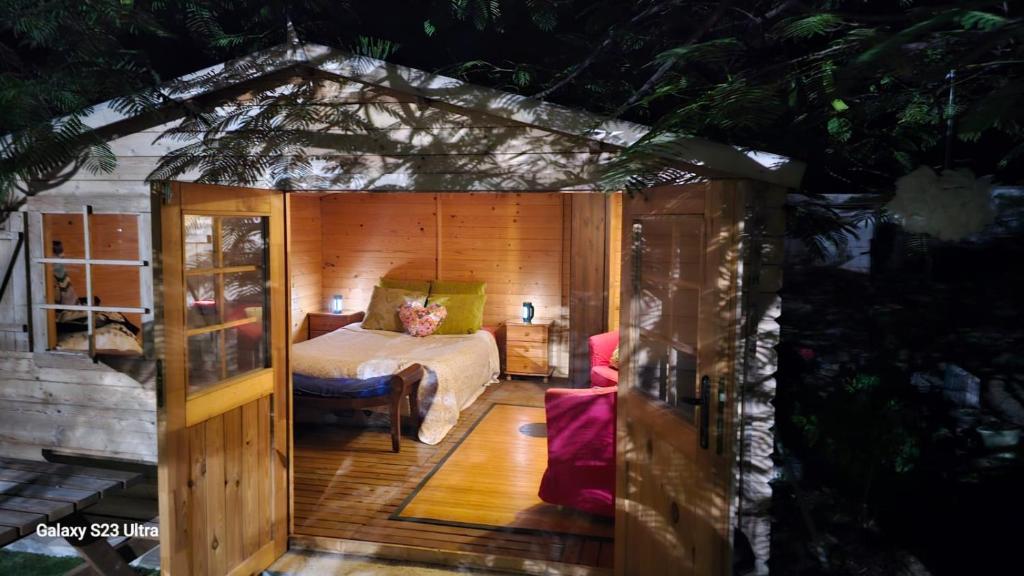 阿鲁卡斯CASA DE LA PRADERA的小房间设有一张床和一张床,面积有2平方米