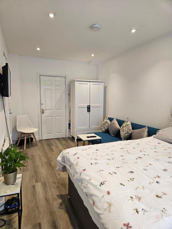 钱德勒福德Brand New Private Annex Guest Suite的一间卧室配有一张大床和一张沙发