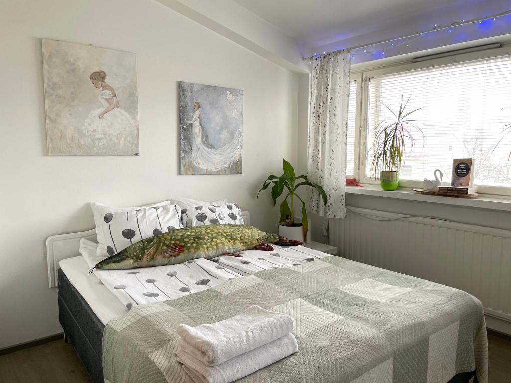 拉赫蒂VesiLahti RoofLevel Apartment的一间卧室配有带毛巾的床