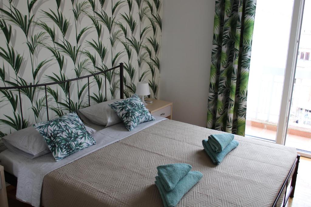 雅典Mona Hause的一间卧室配有一张带两个枕头的床