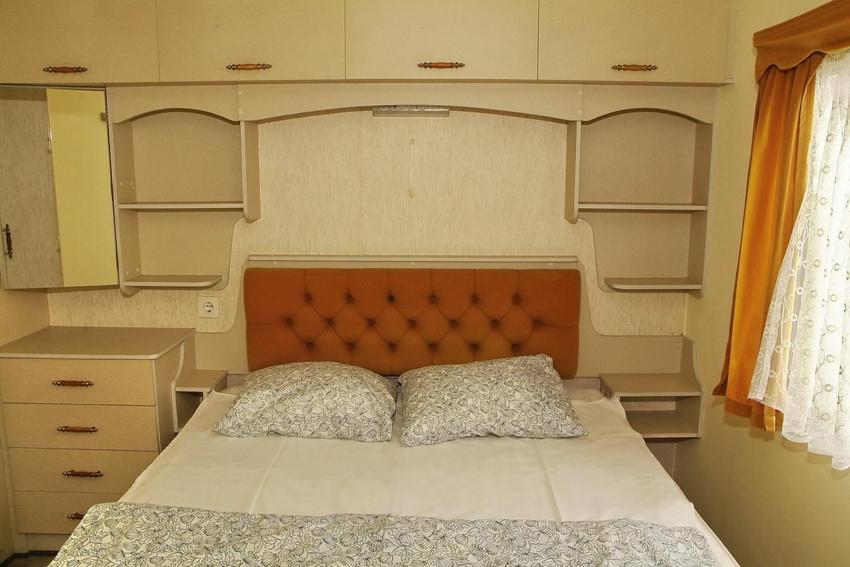 弗瓦迪斯瓦沃沃Camping Nadmorski的一间卧室配有一张大床和床头板