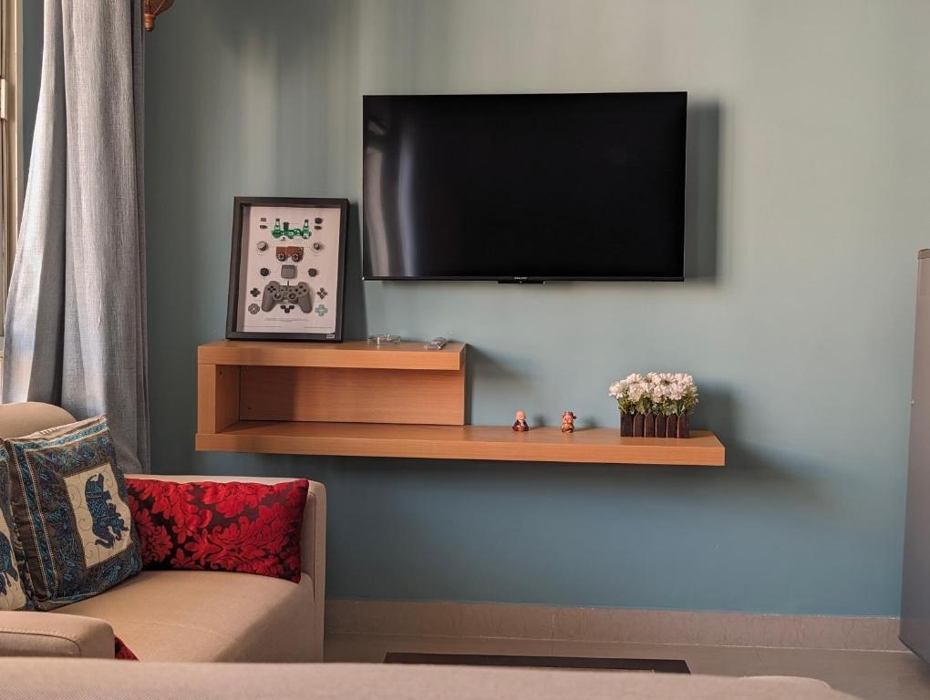大诺伊达Aqua Inn - Studio Apartment的客厅设有壁挂式平面电视。