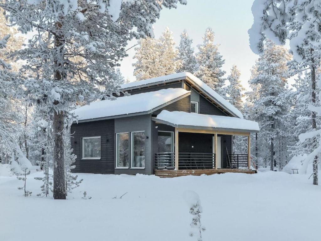 KyröHoliday Home Pallaskieppi by Interhome的雪中树下的小木屋