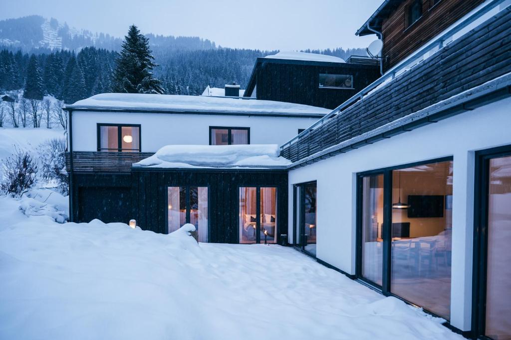 米特尔贝格Walser ART的雪中积雪覆盖的房子