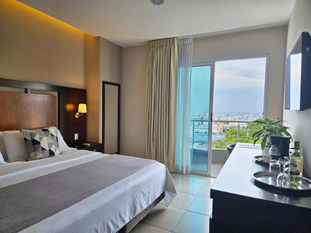 曼塔海菊蛤珍珠酒店的酒店客房设有一张床和一个大窗户