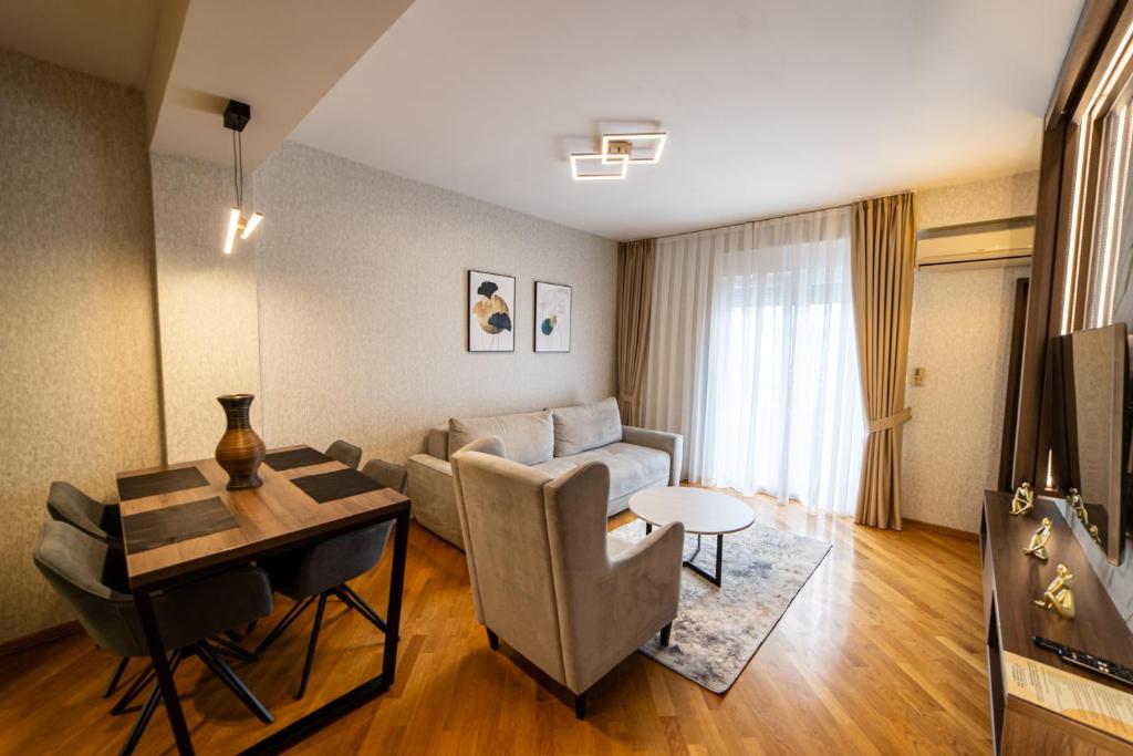 波德戈里察Apartments 28的客厅配有沙发和桌子