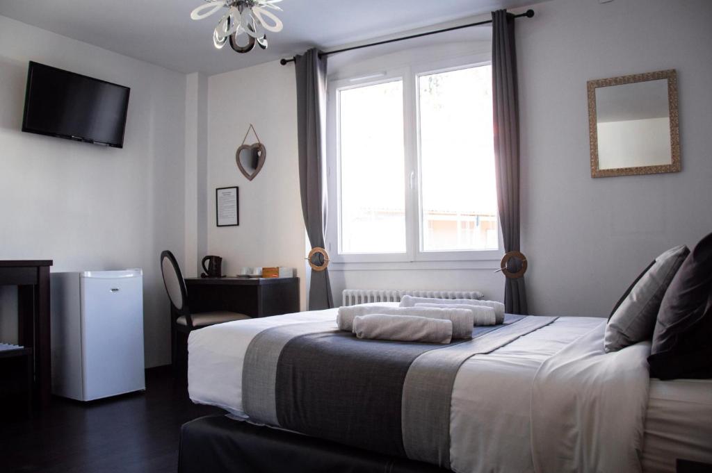 锡斯特龙蒂沃里酒店 的一间卧室设有一张床和一个窗口