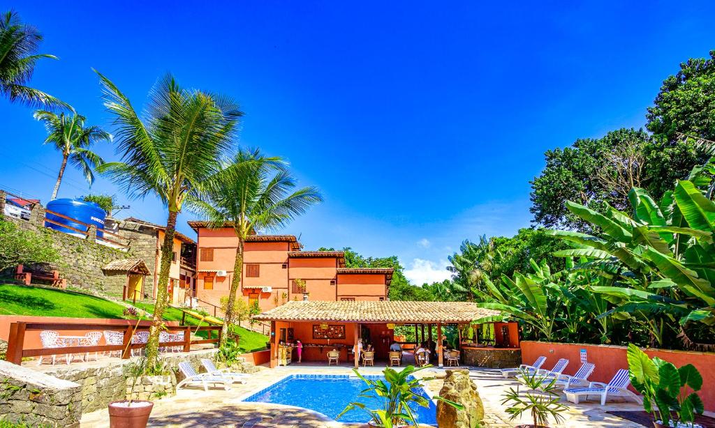 伊利亚贝拉VELINN Pousada Canoa Ilhabela的一座带游泳池和度假村的别墅