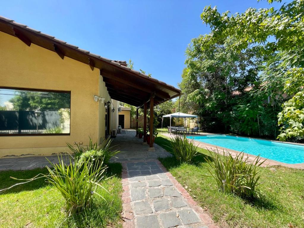 圣地亚哥Olea's Home Las Condes的庭院中带游泳池的房子