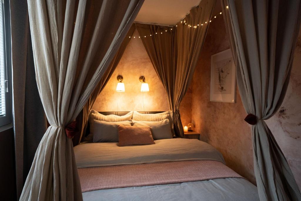 布莱德Pretty Jolie Romantic Getaway的一间卧室配有带窗帘的天蓬床