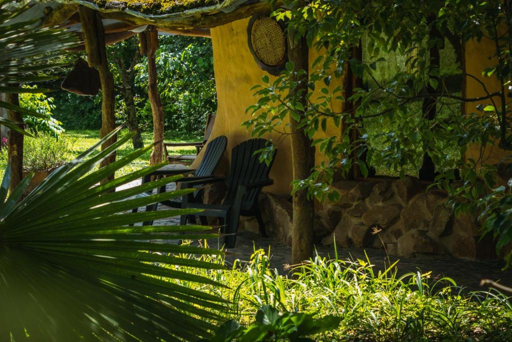 巴克罗斯Killa Sumaj casas的坐在花园里的一组椅子