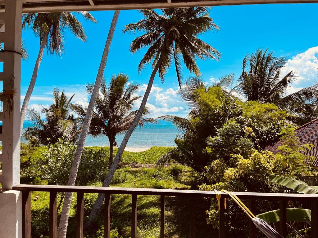 Ban NuaVilla Wonderworld Resort的阳台享有海滩美景。