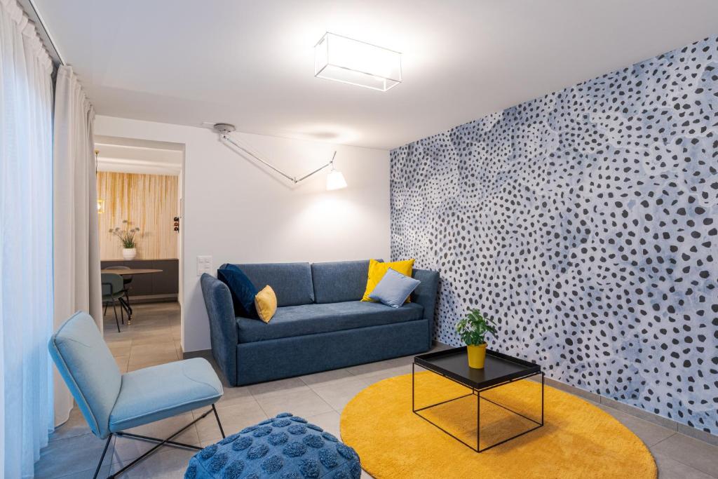 Monte CeneriMarAvilia Apartment - Vicino a Lugano的客厅配有蓝色的沙发和桌子