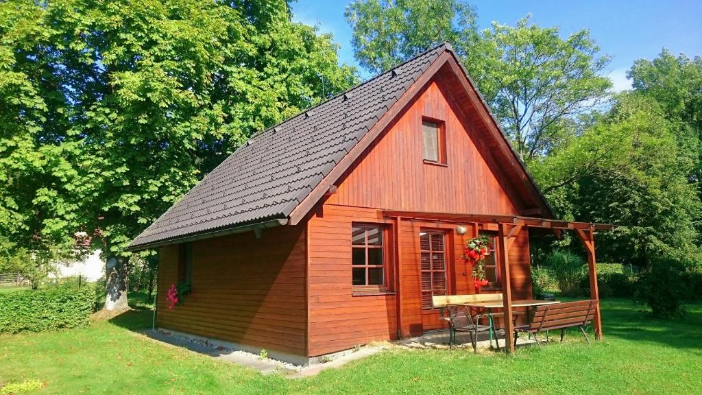 MorávkaA&B布格罗维度假屋的一间黑色屋顶的红色小房子