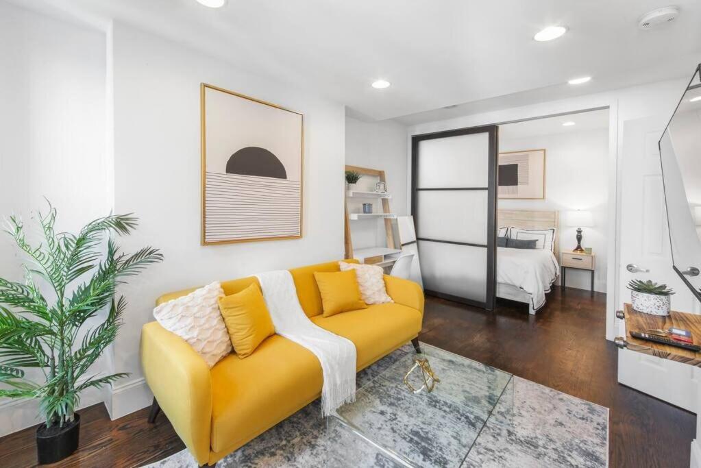 纽约69-5B I Stylish Lower East Side 1BR Apt BRAND NEW的客厅配有黄色的沙发和床。
