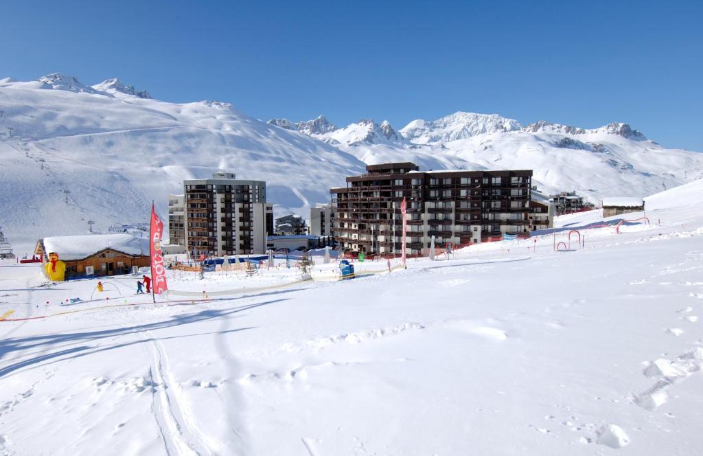 蒂涅Résidence Odalys Le Hameau du Borsat的山地雪地滑雪胜地