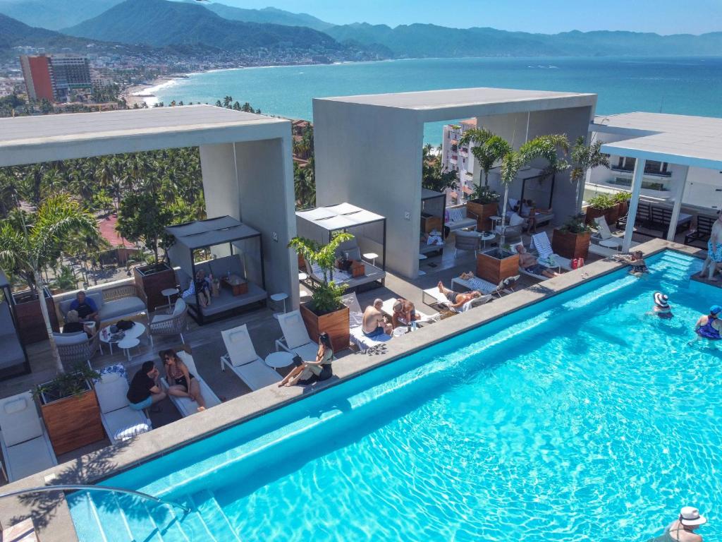 巴亚尔塔港Hotel Mio Vallarta Unique & Different- Adults Only的游泳池与酒店住客的顶部景色