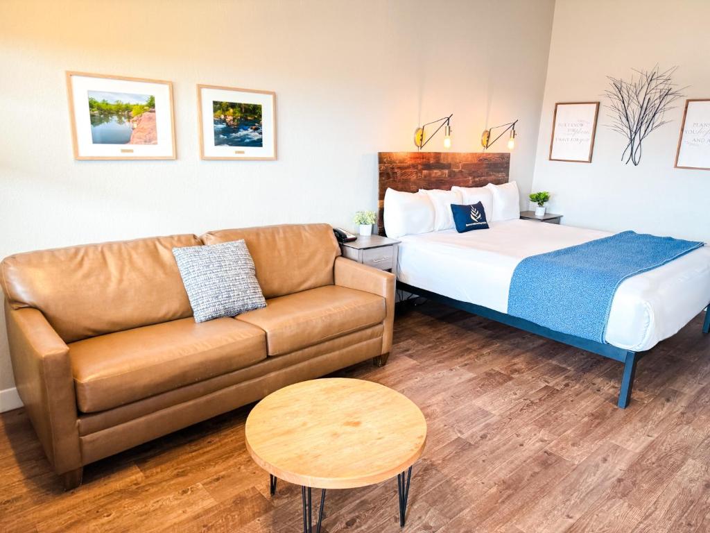 Saint ClairPINEMARK Inn Suites Events的酒店客房,配有床和沙发