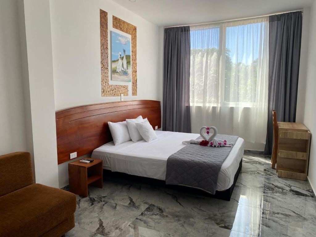 阿约拉港Patty House Galapagos的酒店客房设有床和窗户。