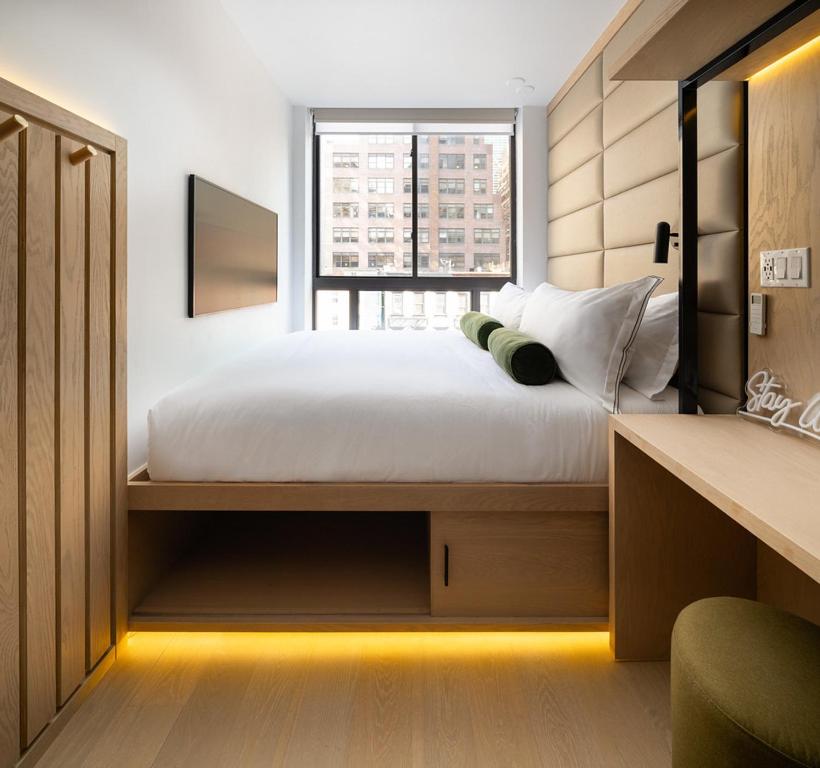 纽约Little Charlie Hotel的一间卧室设有一张大床和窗户