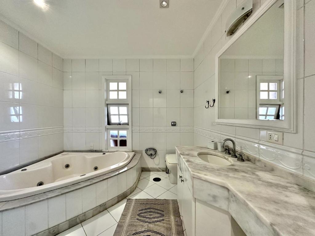 瓜鲁雅Luna Hotel Boutique - Beira Mar的白色的浴室设有浴缸和水槽。