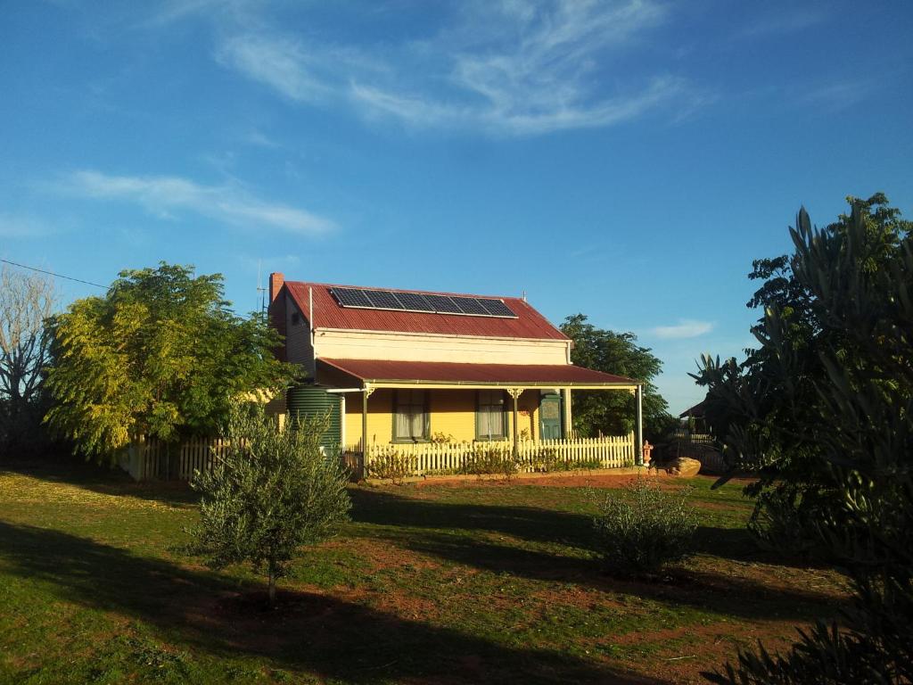 布罗肯希尔古姆围场乡间小屋农家乐的屋顶上设有太阳能电池板的房子