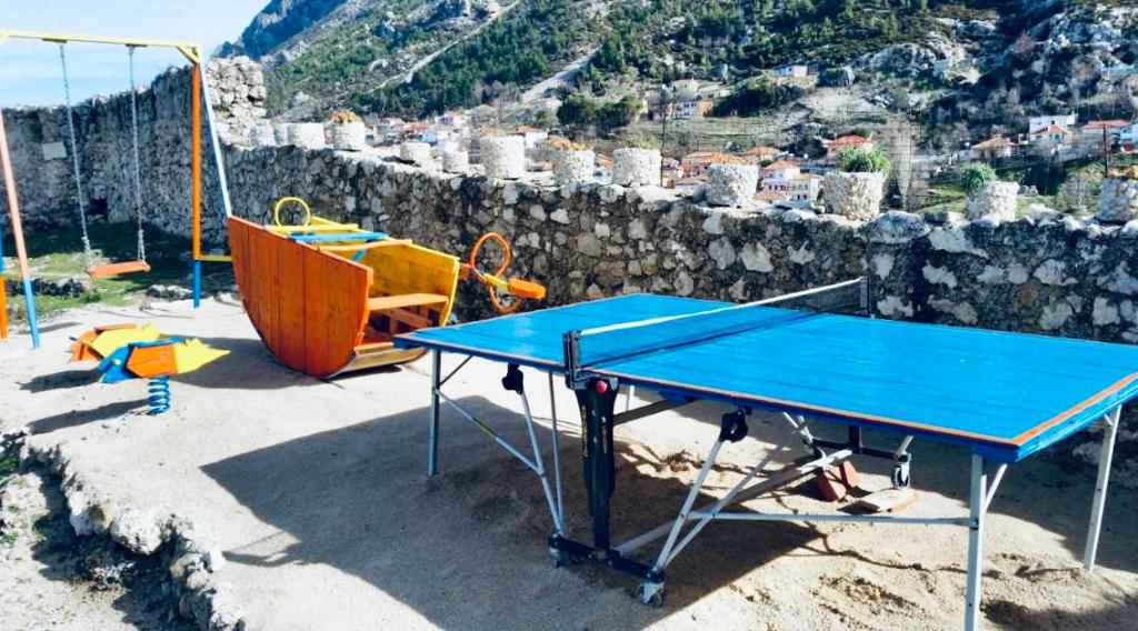 克鲁亚ROOMS EMILIANO Castle of Kruja的游乐场里的一张蓝色乒乓球桌