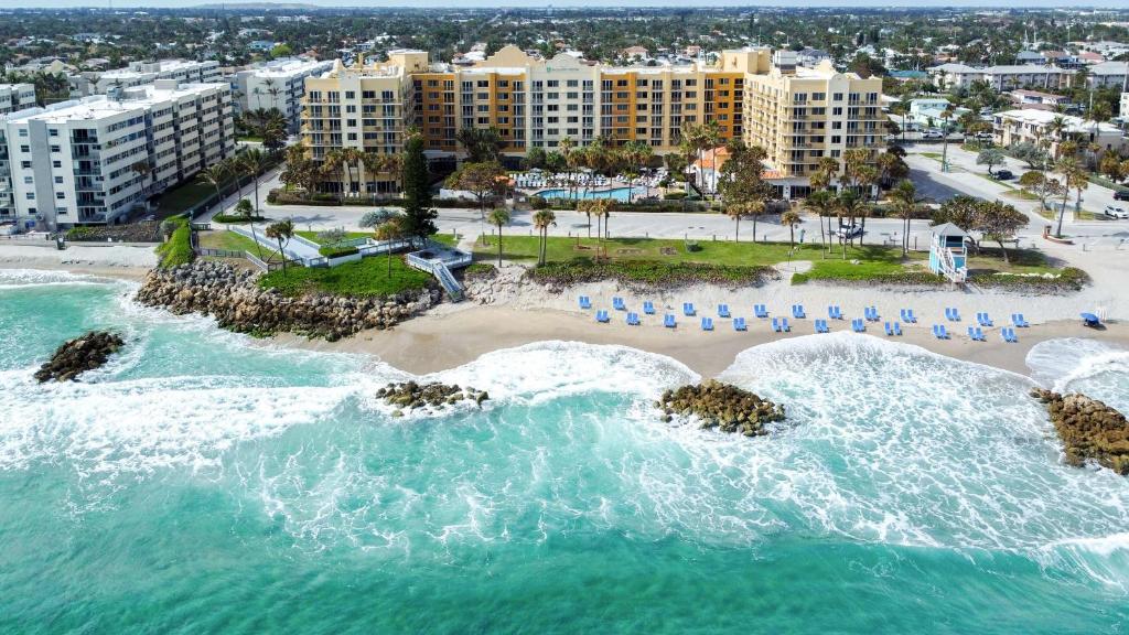 迪尔菲尔德海滩Embassy Suites by Hilton Deerfield Beach Resort & Spa的享有海滩的空中景致。