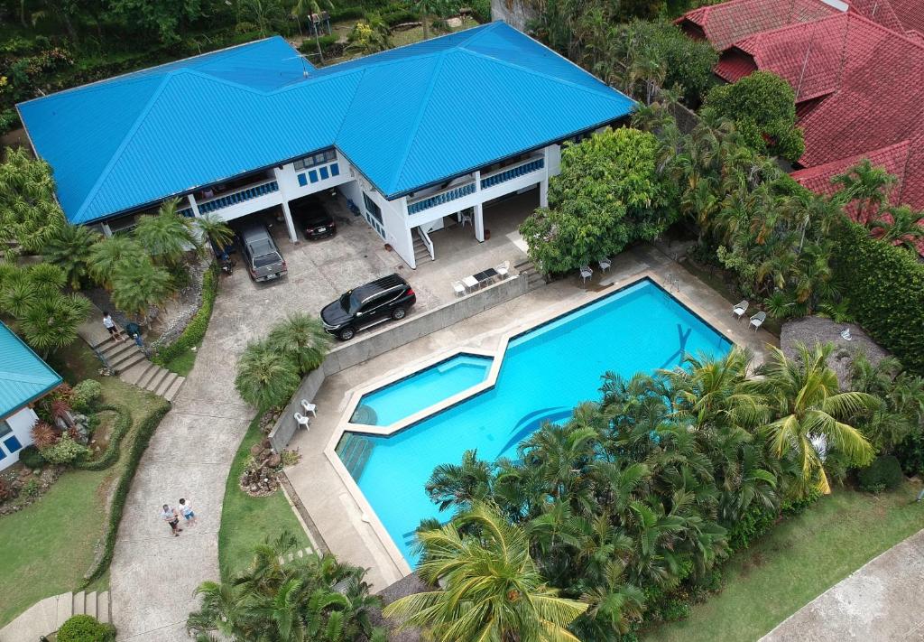 TernateCasa Las Brisas, Puerto Azul的享有带游泳池的房屋的空中景致