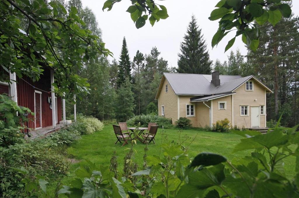 哈提图维特山林小屋外面的花园