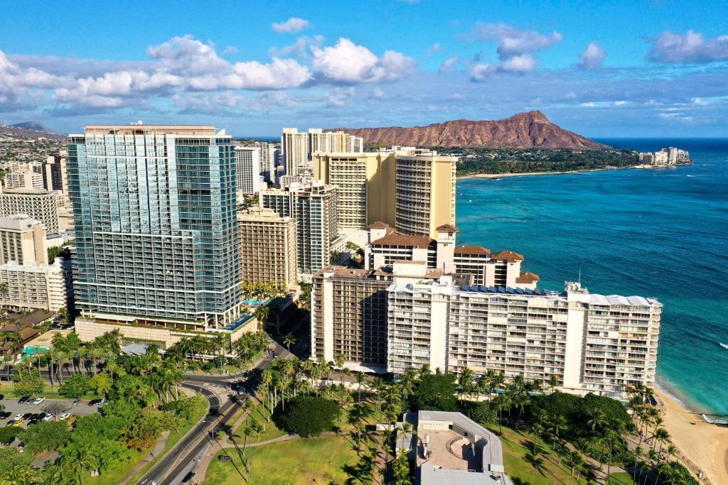 檀香山Ka Laʻi Waikiki Beach, LXR Hotels & Resorts的城市和海洋的空中景观