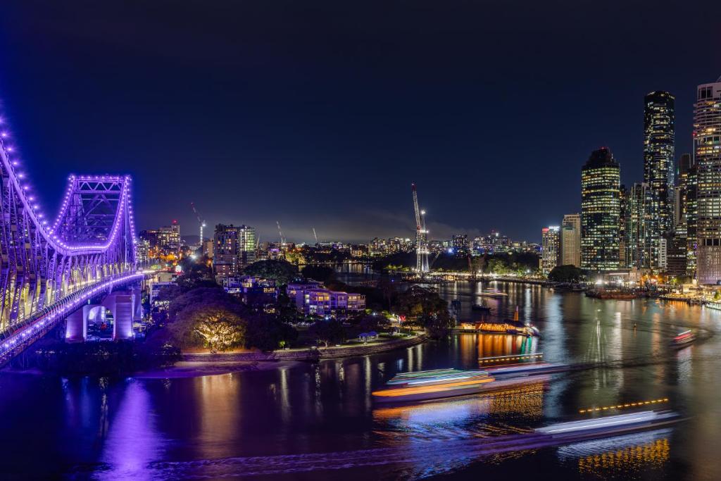 布里斯班Oakbridge Hotel & Apartments Brisbane的享有河上桥梁的景色