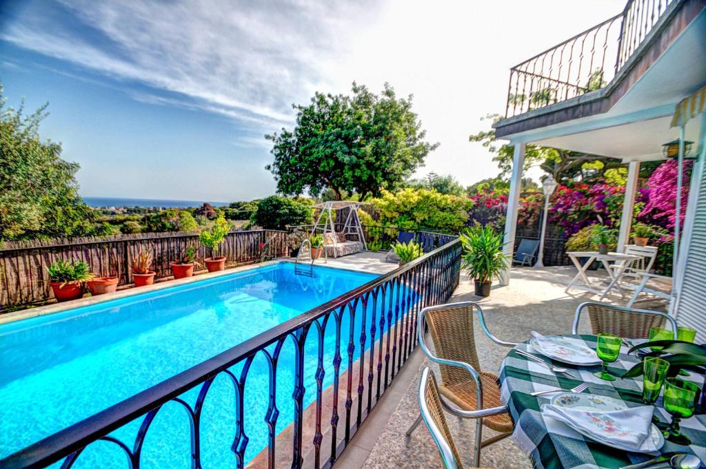 锡切斯Can Ferran by Hello Homes Sitges的一个带桌椅的阳台的游泳池