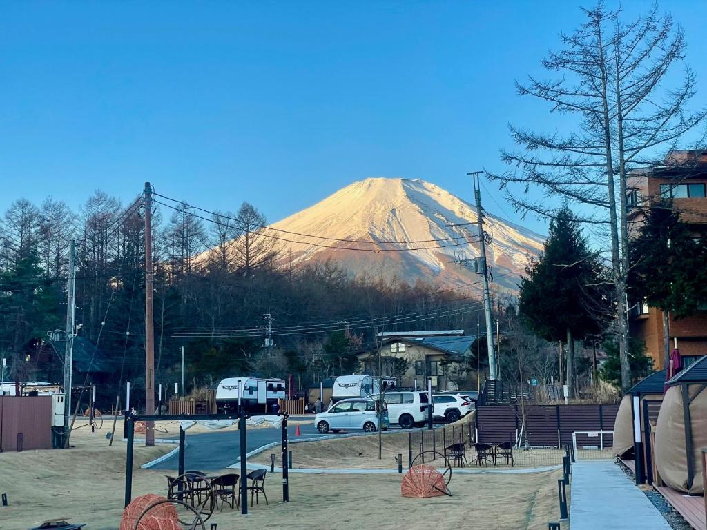 山中湖村Gramercy Village 山中湖 Glamping &Sauna的远处的雪山上,有停车场