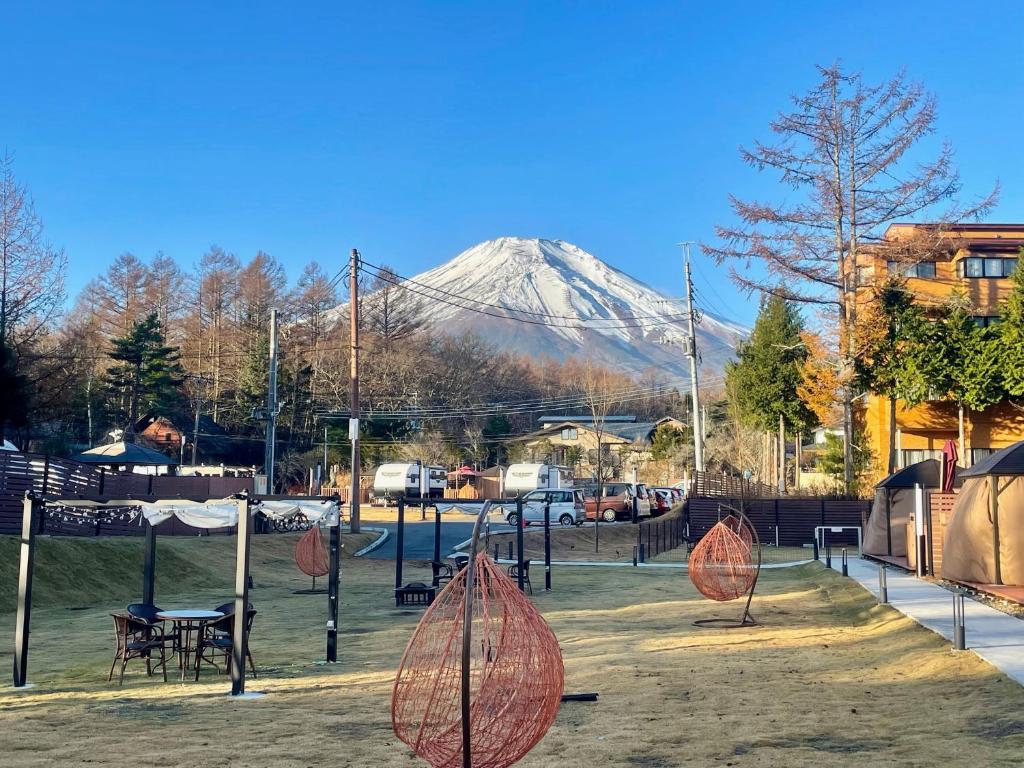 山中湖村Gramercy Village 山中湖 Glamping &Sauna的公园背景的雪覆盖的山