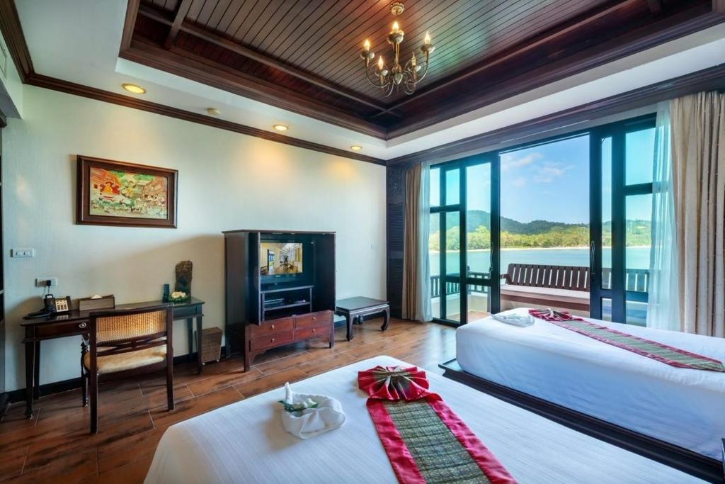 卡农拉查Spa度假酒店的酒店客房设有两张床和电视。