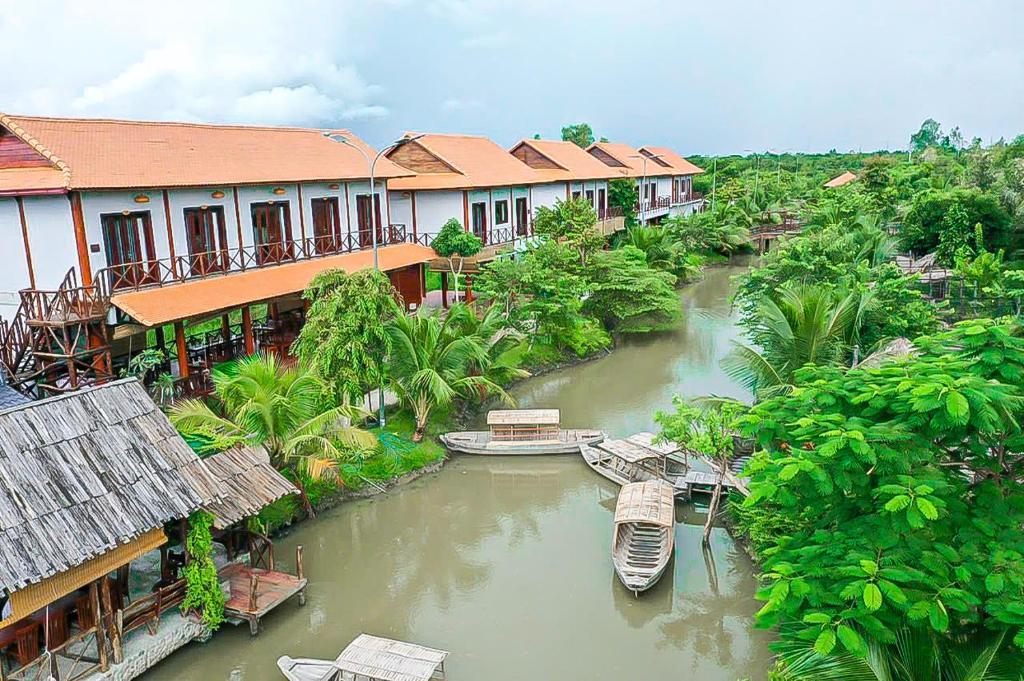 Phong ÐiềnRạch sao eco garden的享有河流的空中景致,设有房屋和船只