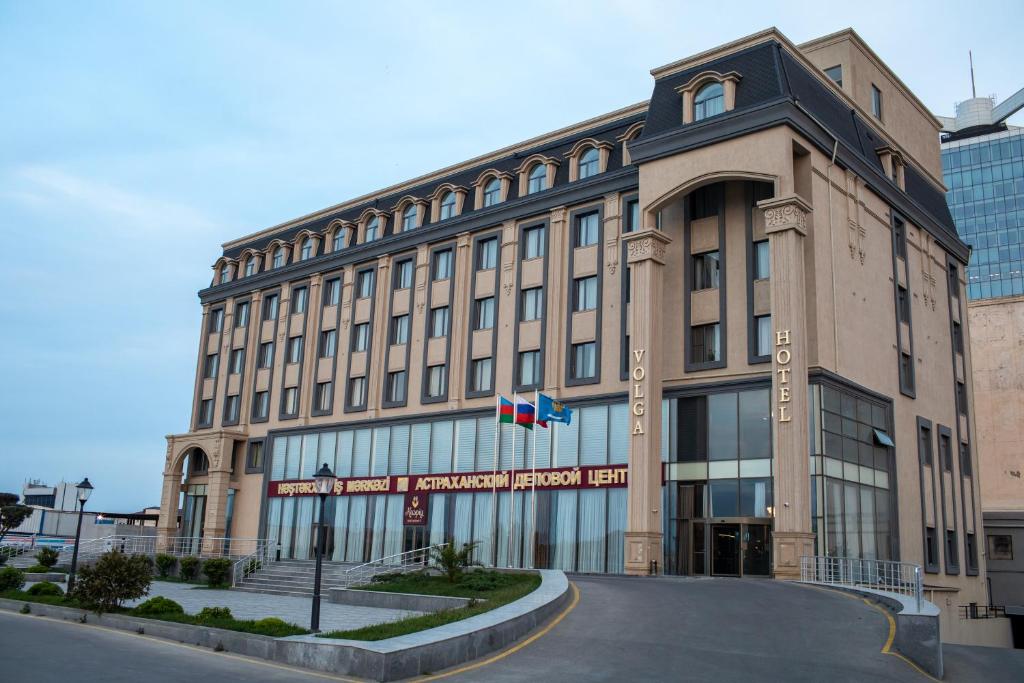 巴库Volga Hotel Baku的前面有一条街道的大建筑