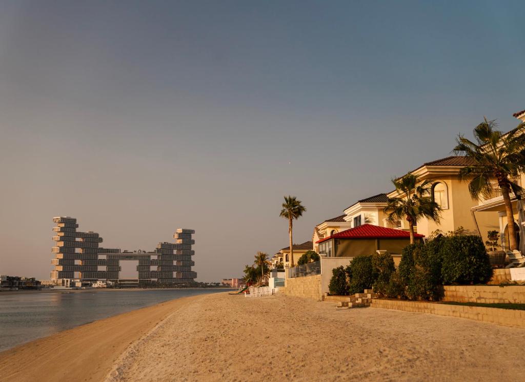 迪拜The Atlantis Hotel View, Palm Family Villa, With Private Beach and Pool, BBQ, Front F的房屋和水边的土路
