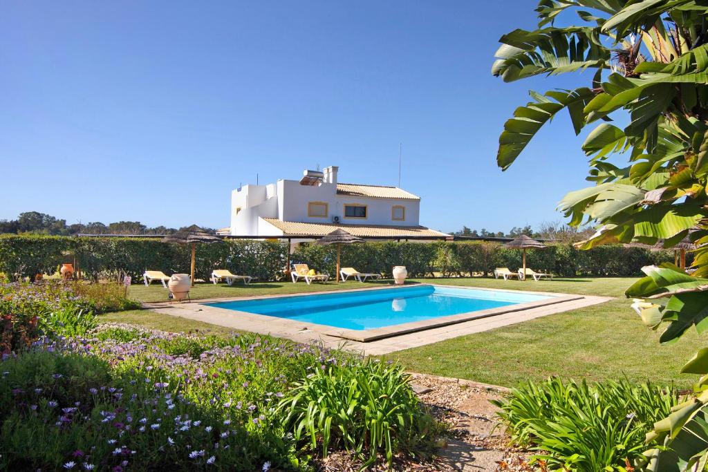 阿尔沃尔Casa Tomilho Limão的花园内带游泳池的别墅