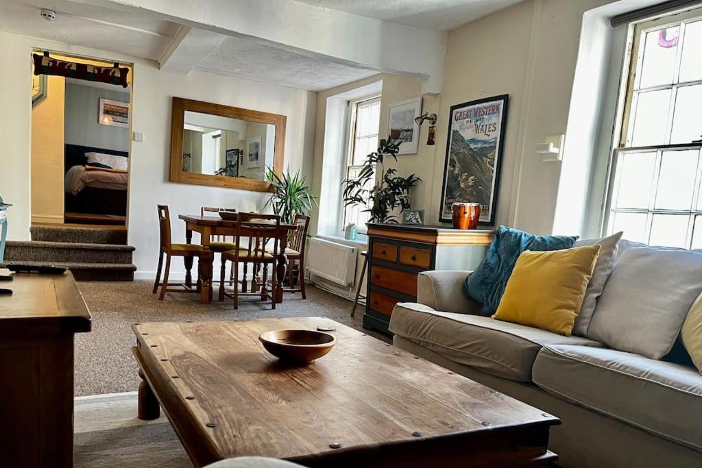 布雷肯Kookaburra lodge的客厅配有沙发和桌子